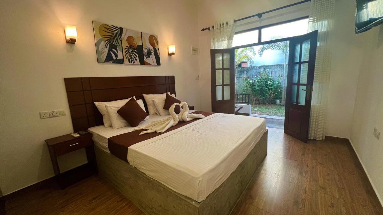 Sea Pink Residence Bentota Esterno foto