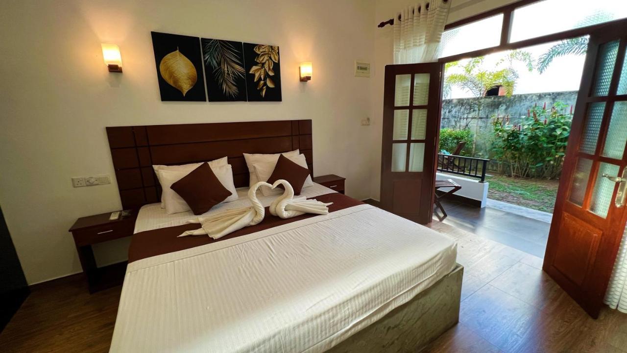 Sea Pink Residence Bentota Esterno foto